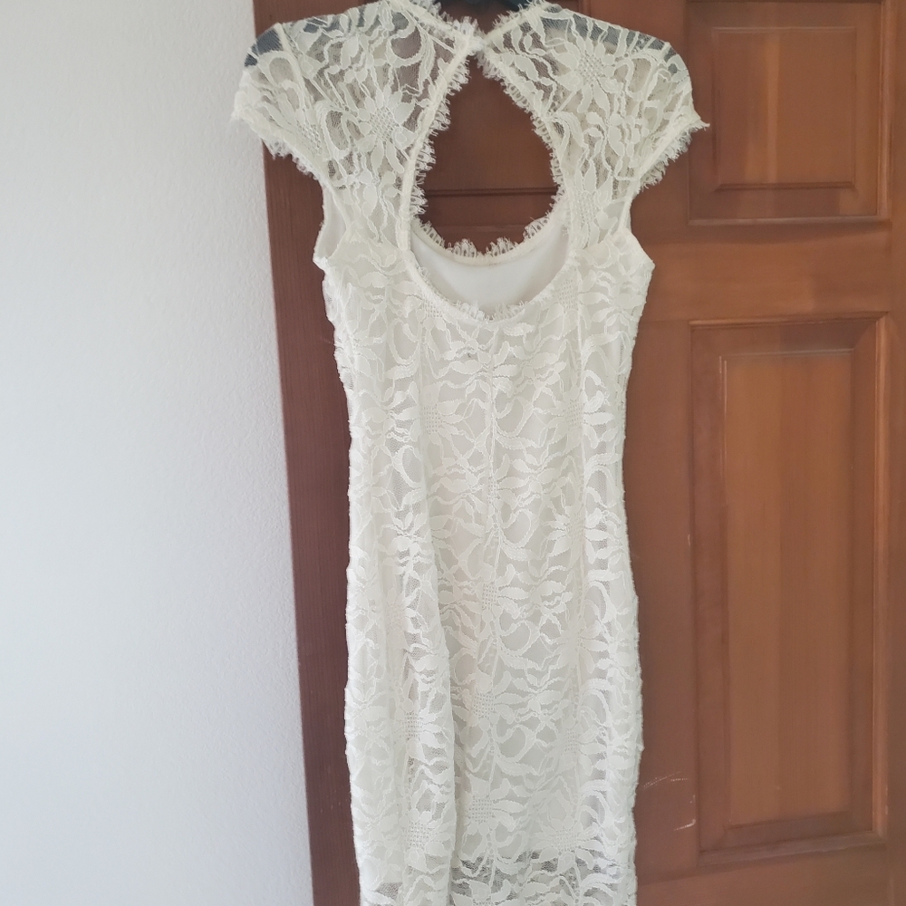 Beautiful dress - Picture 3 of 3